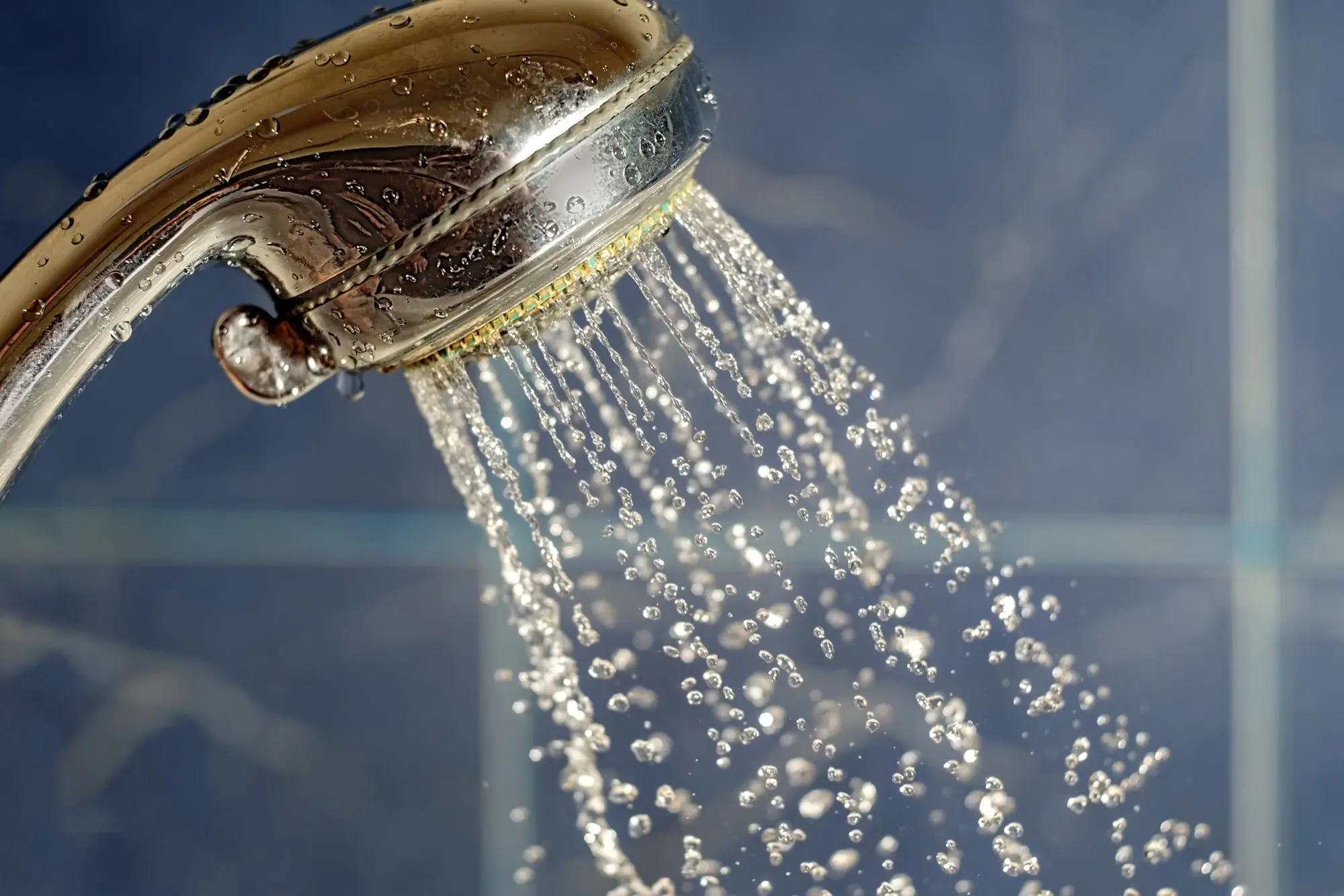 regadera del baño soltando agua