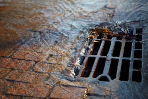 Los beneficios de la limpieza de drenajes a domicilio
